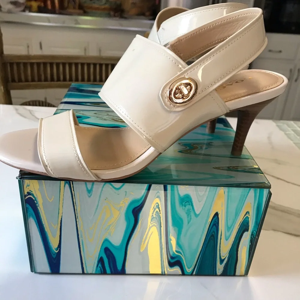 Coach - Picture 2 of 4